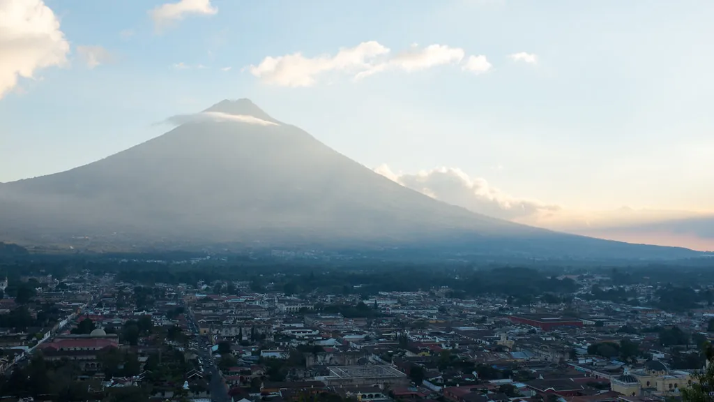 Volcán de Agua sobre Antigua Guatemala