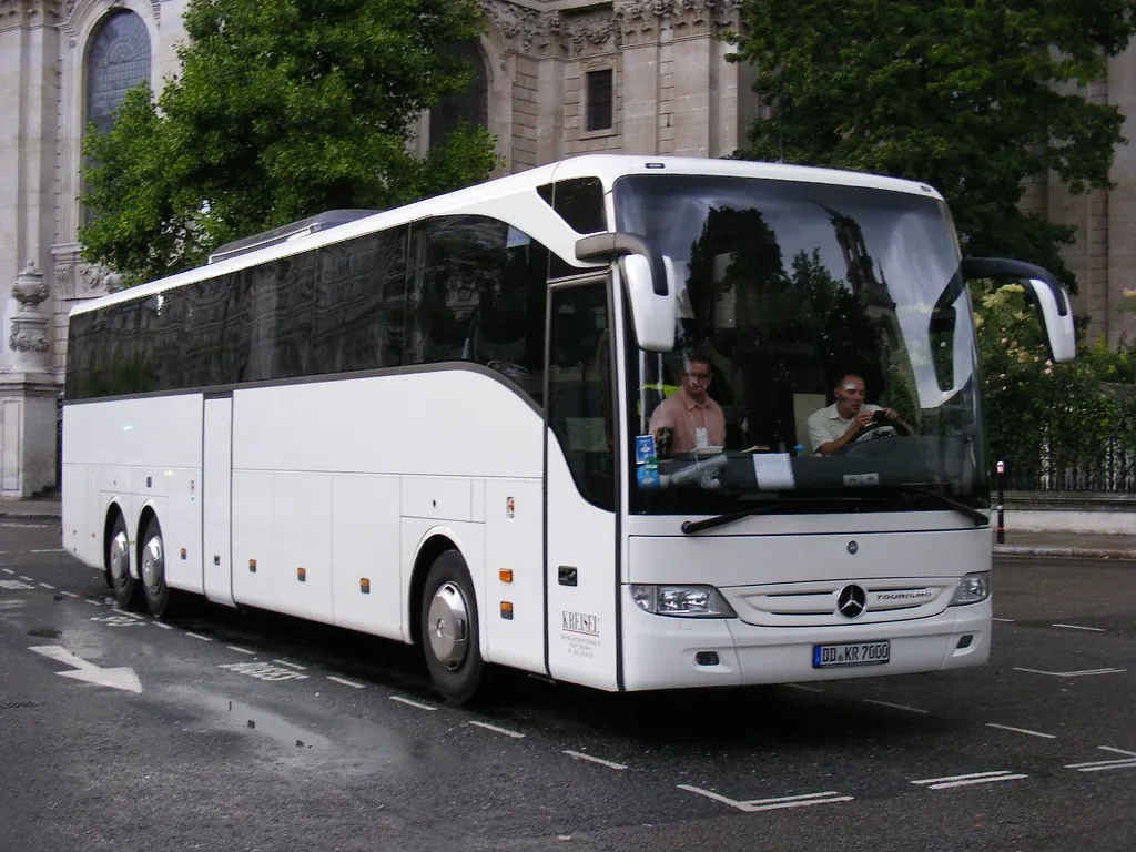 Bus de turismo blanco