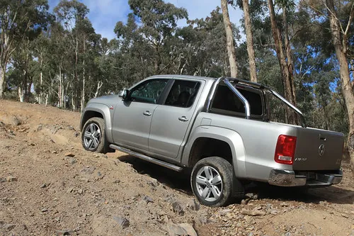 Pickup todoterreno en camino de tierra