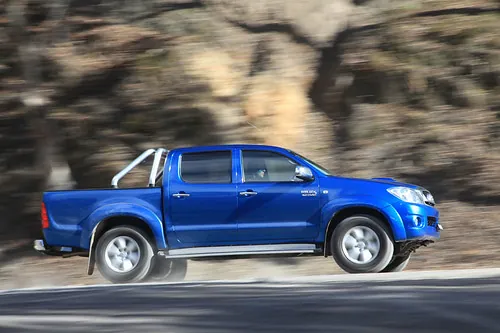 Pickup doble cabina azul en movimiento
